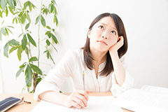 悩んでいる女性